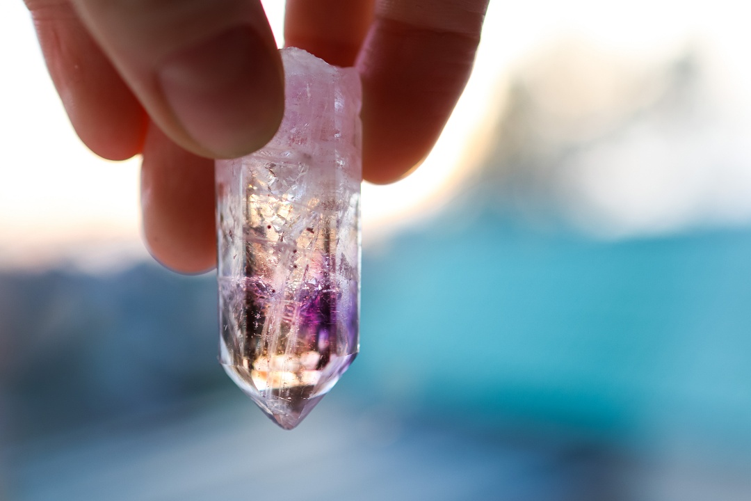 いて座新月の祈りのイメージ。キャンドルの火と静かな祈りの時間。