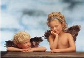 天使の羽をつけた子どもたち